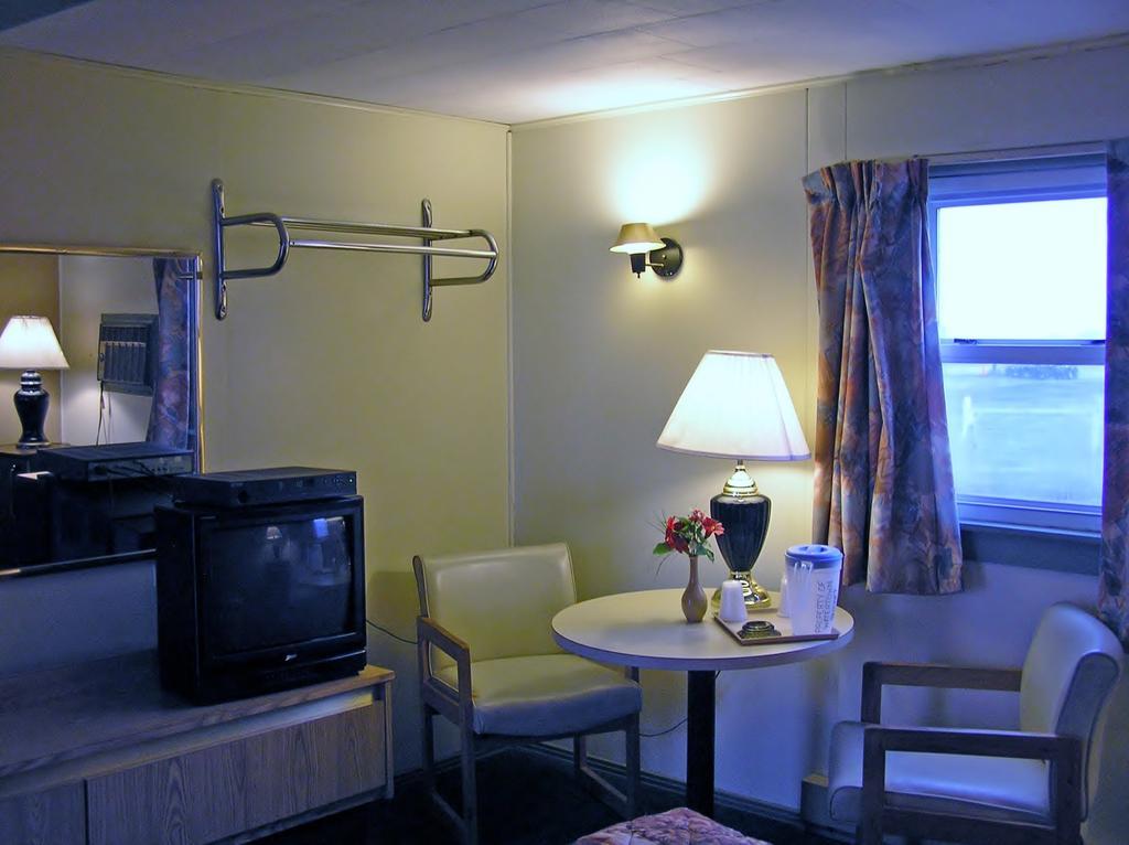 Watertown Budget Inn Room photo