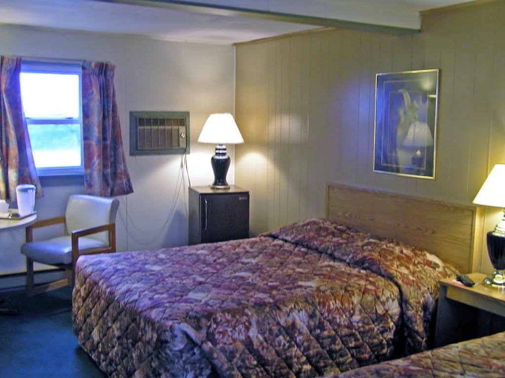 Watertown Budget Inn Room photo