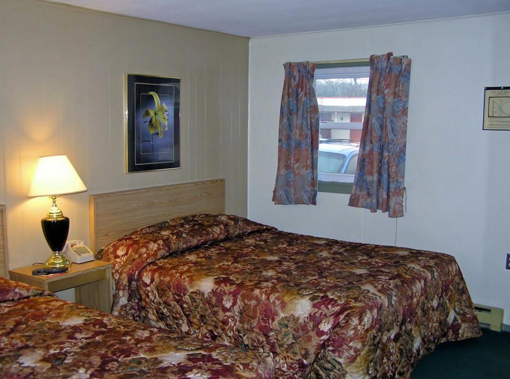 Watertown Budget Inn Room photo