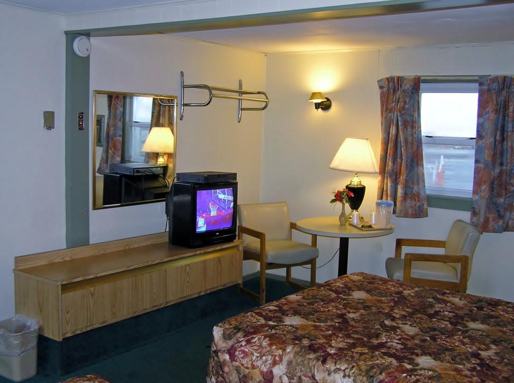 Watertown Budget Inn Room photo